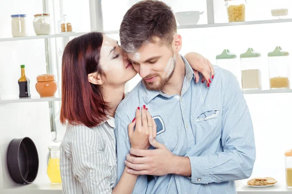 Heureux couple en amour cuisson pâte et baisers dans cuisine — Photo