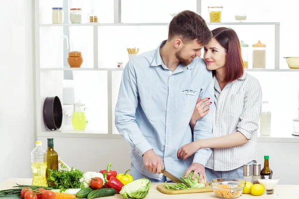 爱幸福的夫妇准备健康新鲜的蔬菜沙拉在厨房 — 图库照片