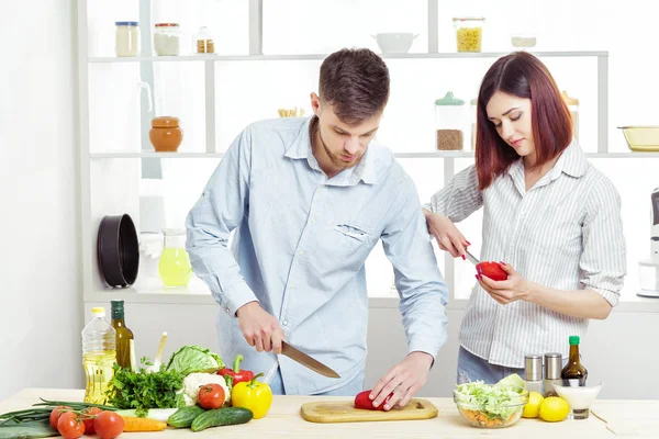 Seven mutlu çift mutfakta taze sebzelerin sağlıklı salata hazırlık