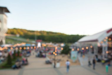 insanlar piknik aileniz ya da arkadaşlarınızla ortak Park bulanıklık. Bulanık piknik arka plan
