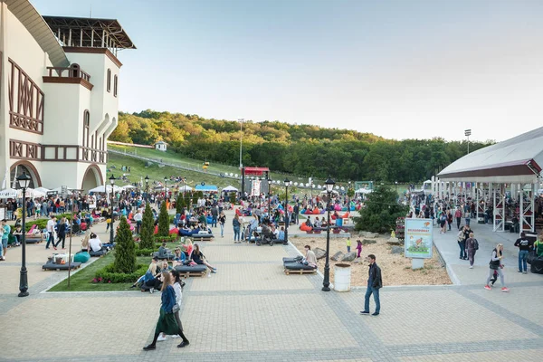 Dnepropetrovsk, Ucrânia - 3 de junho de 2017: piquenique de pessoas em Park Lavina com a família em Dnepropetrovsk, Ucrânia em 3 de junho de 2017 — Fotografia de Stock