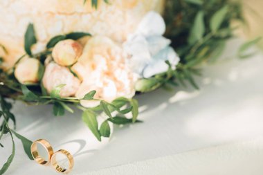 İki alyans düğün pastası arka plan üzerinde