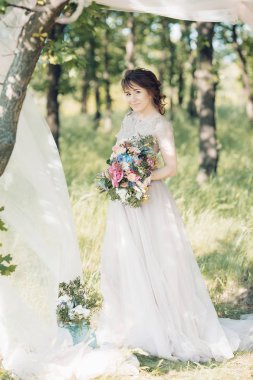 Buket doğa ile güzel gelin portresi. Güzel Sanatlar Fotoğraf.
