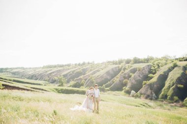 Düğün çift doğa üzerinde. Gelin ve damadın düğünde sarılma.