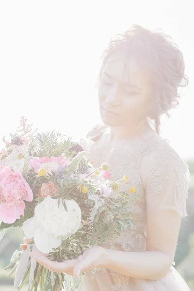 自然の香りと美しい花嫁の肖像画。ファインアートの写真撮影. — ストック写真