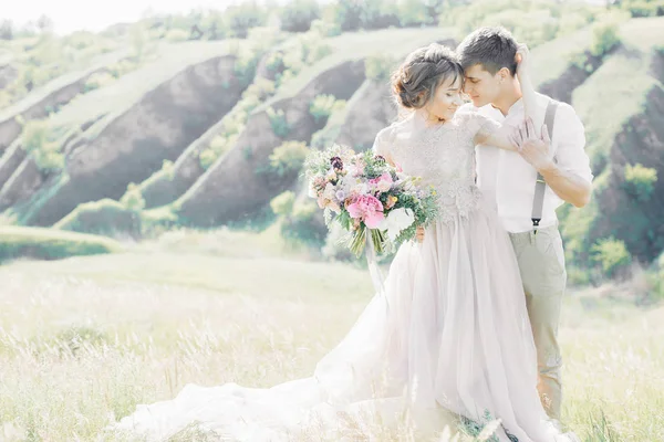 Pareja de boda en la naturaleza. novia y novio abrazándose en la boda . —  Fotos de Stock