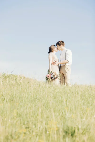 Hochzeitspaar in der Natur. Braut und Bräutigam umarmen sich bei Hochzeit. — Stockfoto