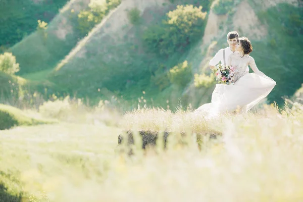 Casal de casamento na natureza. noiva e noivo abraçando no casamento . — Fotografia de Stock