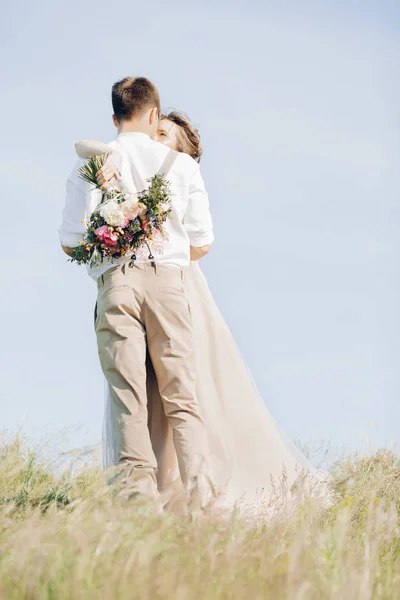 自然に結婚式のカップル。花嫁と新郎の結婚式でハグ. — ストック写真