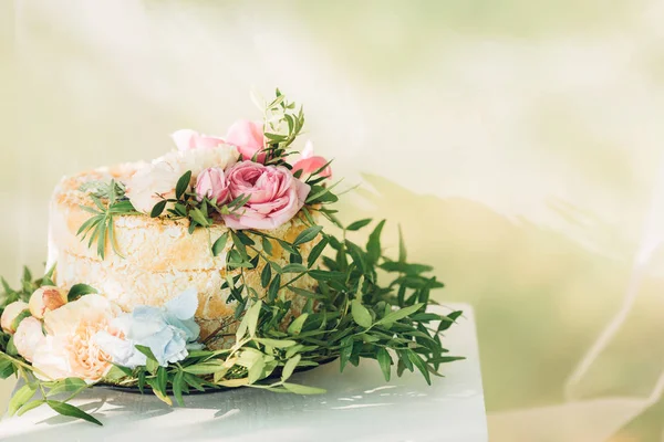 Gâteau de mariage décoré de fleurs fraîches — Photo