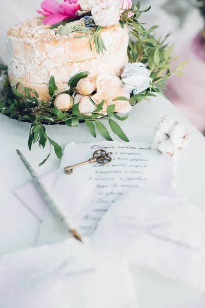新鮮な花で飾られたウエディング ケーキ — ストック写真