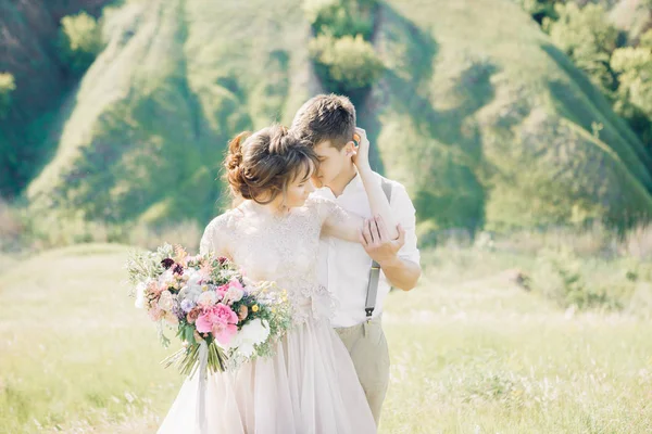 Couple de mariage sur la nature. mariée et marié câlin au mariage . — Photo