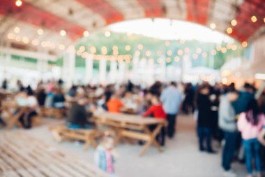 insanlar piknik aileniz ya da arkadaşlarınızla ortak Park bulanıklık. Bulanık piknik arka plan