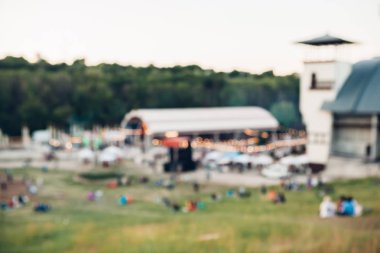 insanlar piknik aileniz ya da arkadaşlarınızla ortak Park bulanıklık. Bulanık piknik arka plan