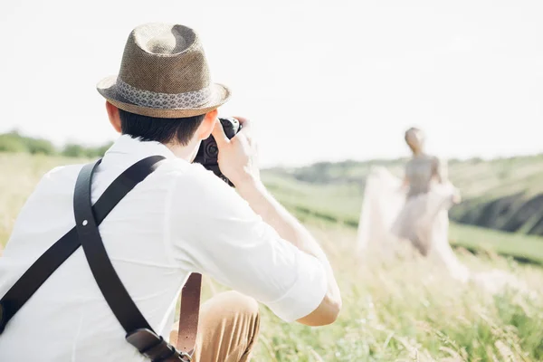 Fotografer pernikahan mengambil gambar dari pengantin di alam, foto seni rupa — Stok Foto