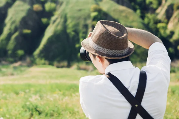 Fotografo di matrimoni scatta foto di sposa e sposo in natura, foto d'arte — Foto Stock