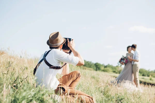 Fotografo di matrimoni scatta foto di sposa e sposo in natura, foto d'arte — Foto Stock