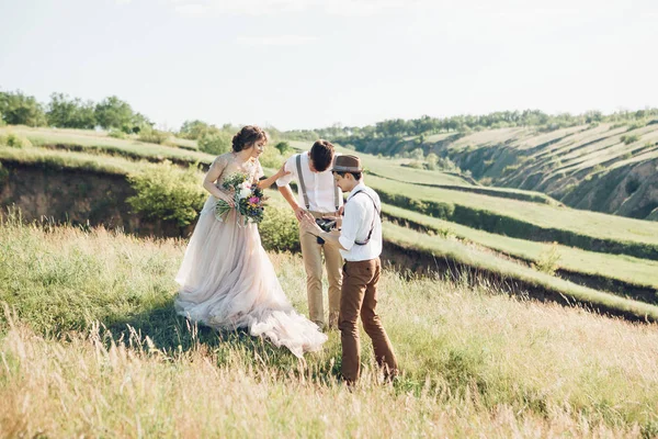 Bruiloft fotograaf neemt foto's van de bruid en bruidegom in de natuur, fine art foto — Stockfoto