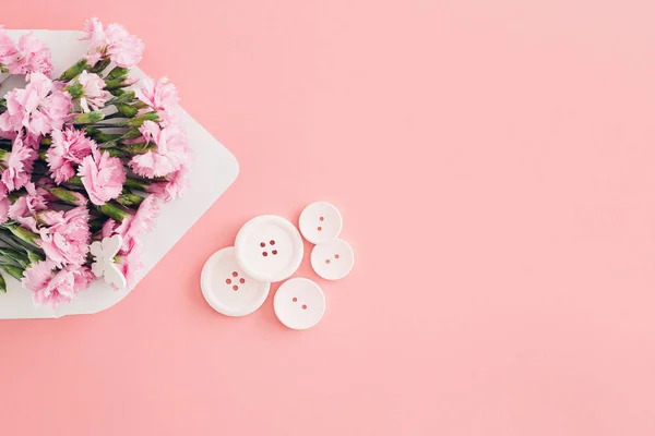 Weißer Umschlag mit rosa schönen Blumen auf rosa Hintergrund. Post für Sie — Stockfoto