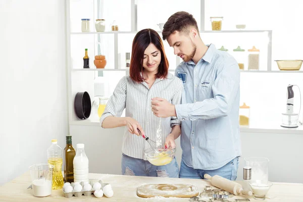 Casal feliz no amor cozinhar massa na cozinha — Fotografia de Stock