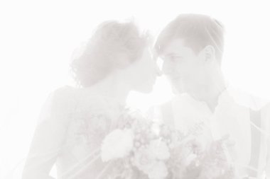 Düğün çift doğa üzerinde. Gelin ve Damat Düğün peçe altında sarılma.