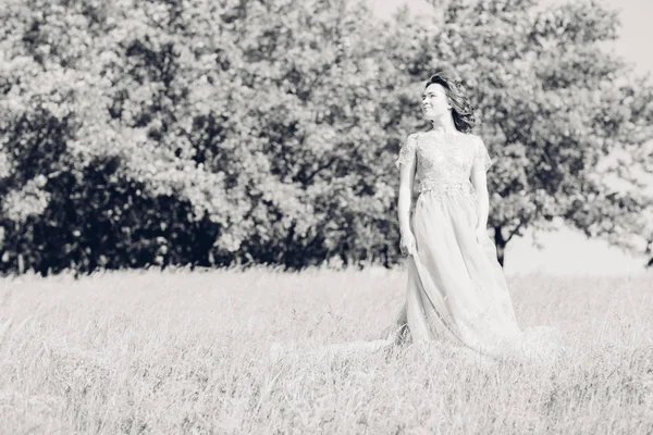 Güzel Sanatlar düğün fotoğraf. Güzel gelin buketi ve doğada tren ile elbise