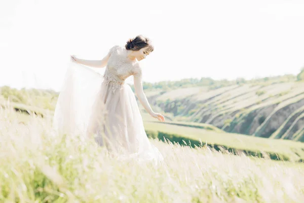 美術ウェディング写真。美しい花嫁ブーケとドレス自然の中の鉄道 — ストック写真