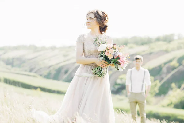 Pareja de boda en la naturaleza. novios. fotografía de arte . —  Fotos de Stock