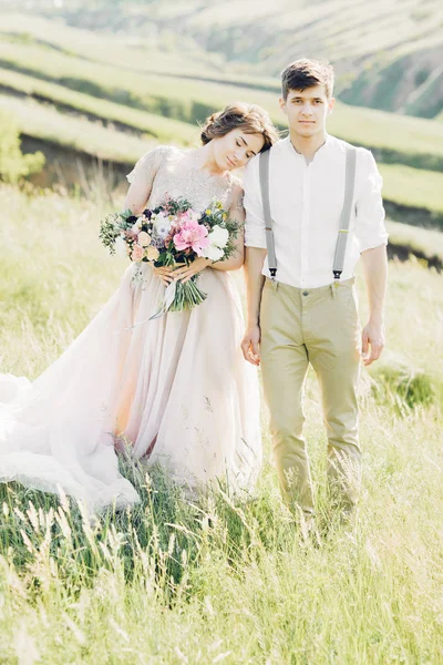 Pareja de boda en la naturaleza. novia y novio abrazándose en la boda . —  Fotos de Stock