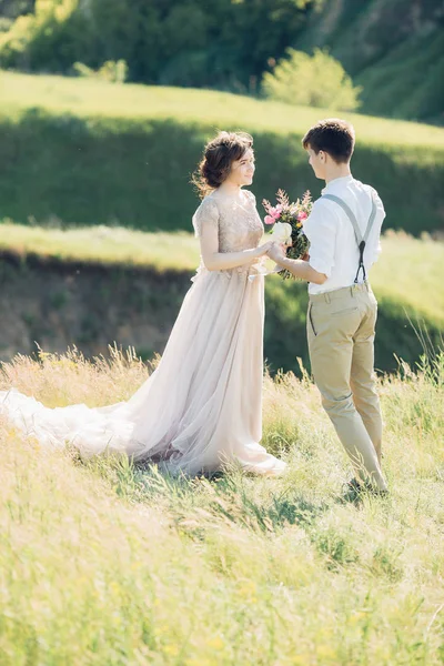 自然に結婚式のカップル。花嫁と新郎の結婚式でハグ. — ストック写真