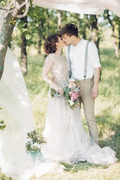 Svatební pár na přírodu. Nevěsta a ženich objímání na svatbě. — Stock fotografie
