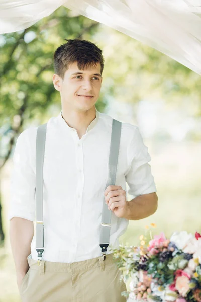 Portrét mladý pohledný ženich venku. výtvarné fotografie — Stock fotografie