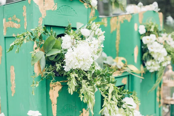 美しく装飾された結婚式の写真ゾナ。白い花で飾られた緑たんす — ストック写真