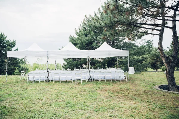 Esküvő szabadban sátor alatt asztalok — Stock Fotó