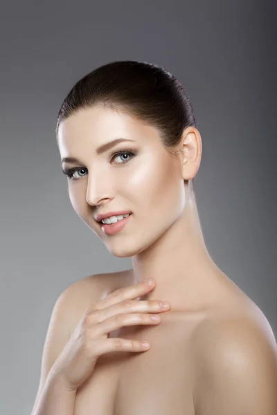 Mooi gezicht van vrouw met blauwe ogen en schone frisse huid. Spa portret — Stockfoto