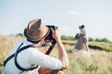 düğün fotoğrafçısı fotoğraf gelin ve damadın doğada, güzel sanatlar fotoğraf çeker.