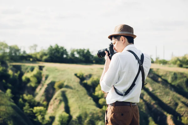 Весільний фотограф фотографує нареченого і нареченого на природі, вишукане художнє фото — стокове фото