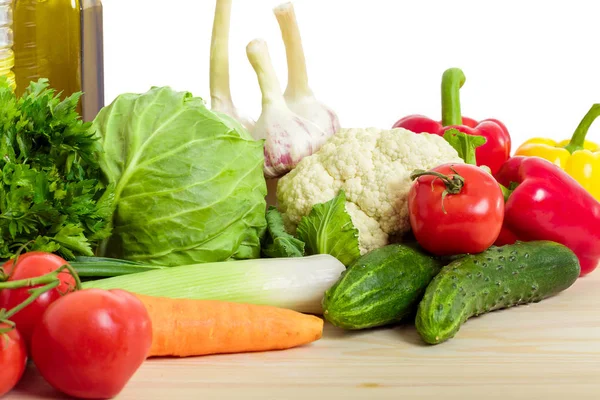 Verduras frescas en la mesa de la cocina. alimentos saludables —  Fotos de Stock