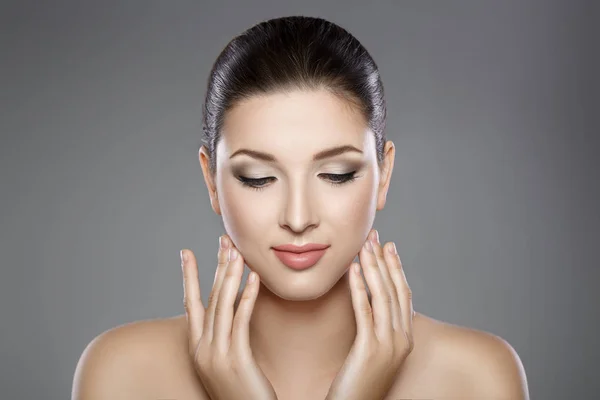 Hermoso rostro de mujer con ojos azules y piel limpia y fresca. Retrato de spa —  Fotos de Stock