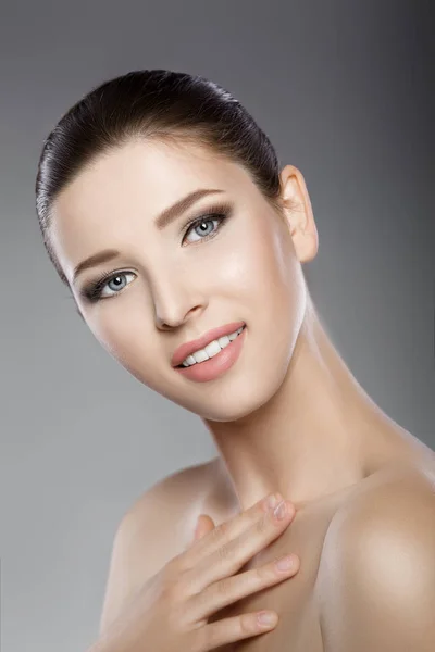 Krásná tvář ženy s modrýma očima a čisté čerstvé kůže. Lázeňské portrét — Stock fotografie