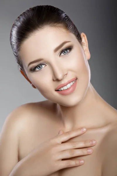 Mooi gezicht van vrouw met blauwe ogen en schone frisse huid. Spa portret — Stockfoto