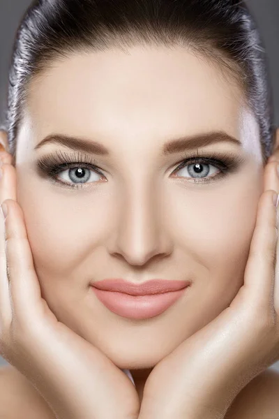Schönes Gesicht einer Frau mit blauen Augen und sauberer, frischer Haut. Kurporträt — Stockfoto