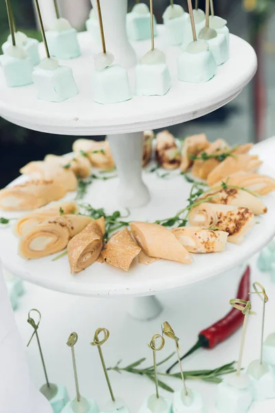 Chokladkaka på naturen. Läckra kakor — Stockfoto