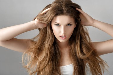 uzun saçlı seksi kadın portresi.