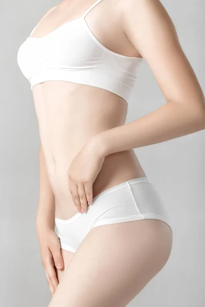 Cuerpo deportivo perfecto de mujer en lencería blanca. Forma femenina delgada —  Fotos de Stock