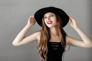 Siyah şapka kırmızı ruj ile güzel seksi kadın