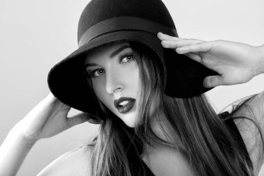Siyah ve Beyaz Siyah şapkalı güzel seksi kadın portresi