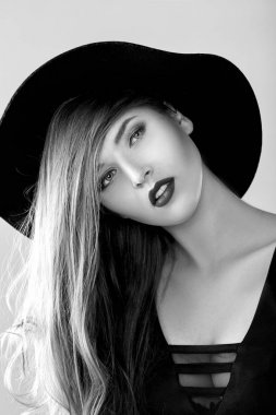 Siyah ve Beyaz Siyah şapkalı güzel seksi kadın portresi