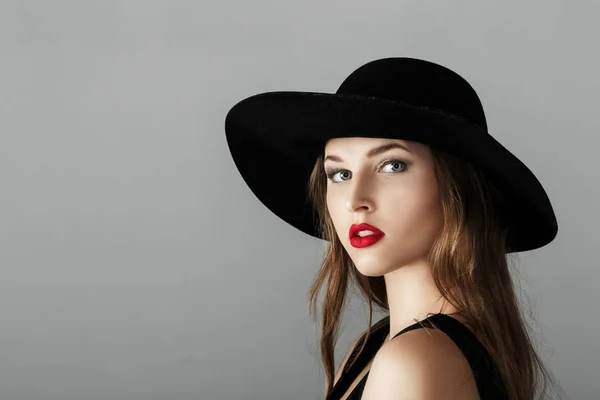 Mulher sexy bonita com batom vermelho em chapéu preto — Fotografia de Stock