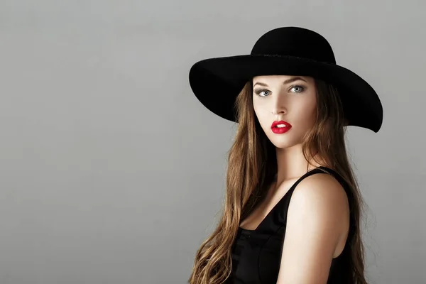 Beautiful sexy woman with red lipstick in black hat — Stock Photo, Image